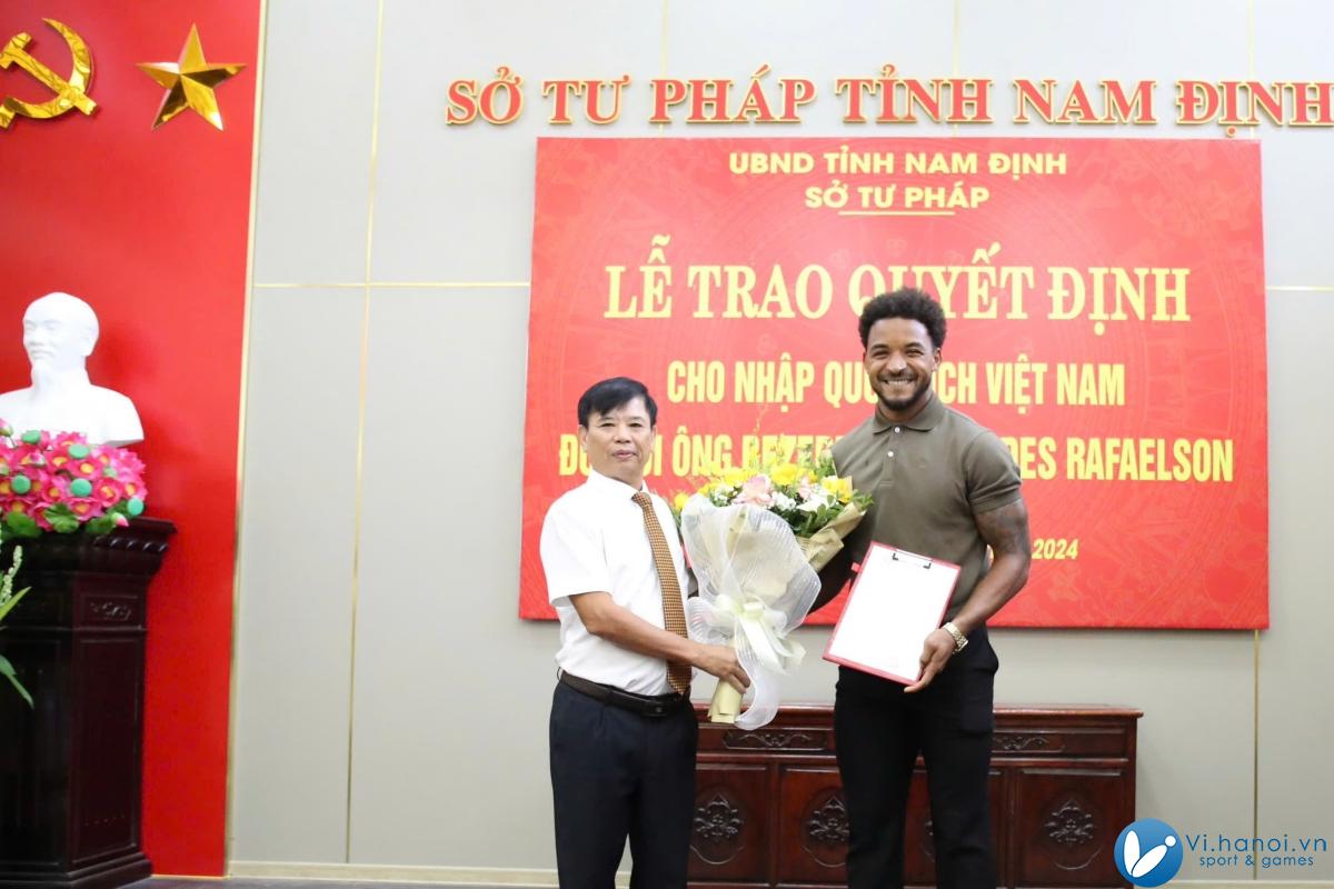 Sơn chính thức nhập quốc tịch Việt Nam 1