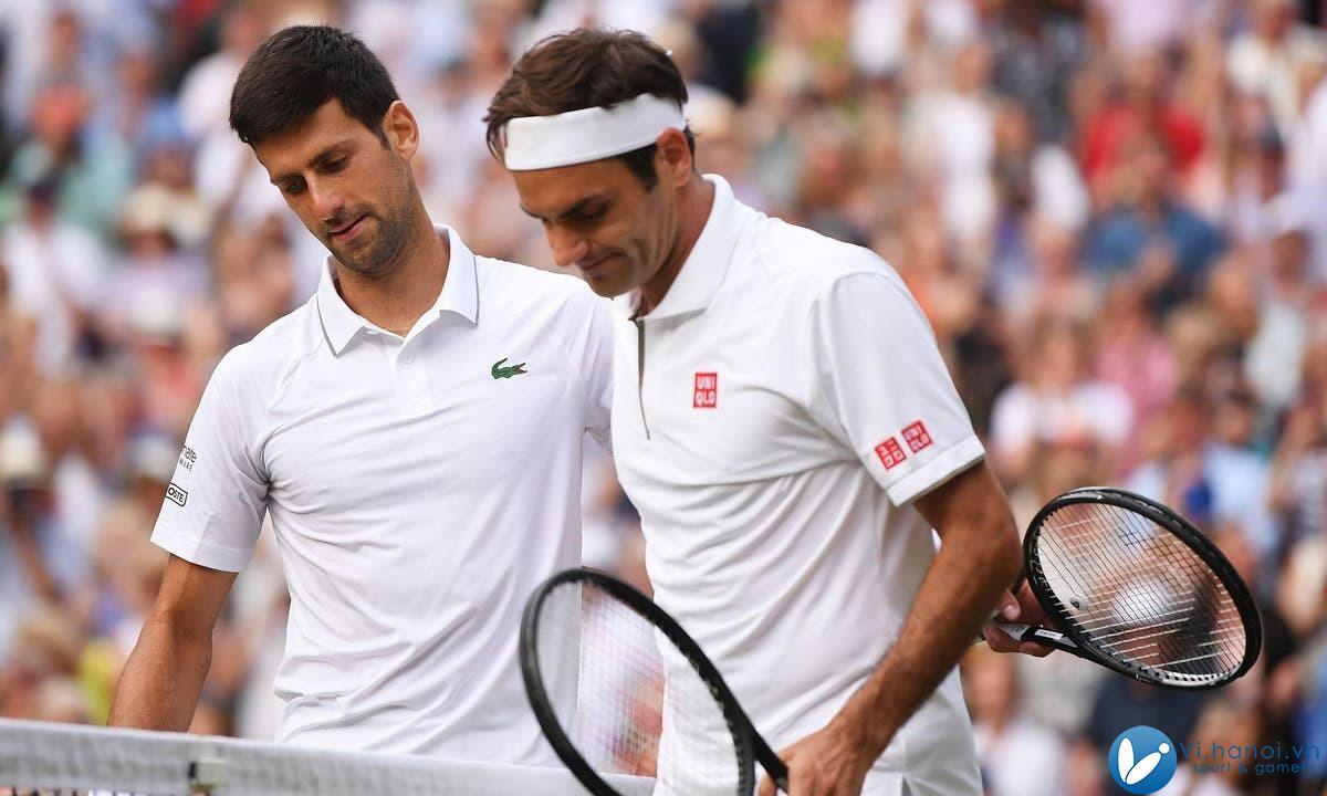 Djokovic (trái) đánh bại Federer ở chung kết Wimbledon 2019. Ảnh: Reuters