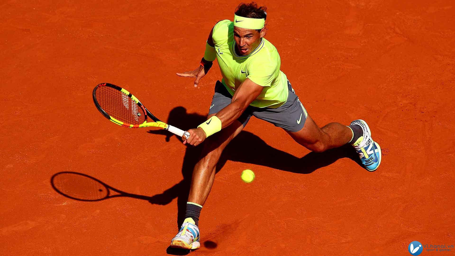 Nadal cứu bóng trên sân Philippe Chatrier Court, Paris, Roland Garros 2019. Ảnh: Reuters