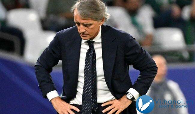 HLV Roberto Mancini bước vào võng trước khi bắt đầu trận đấu