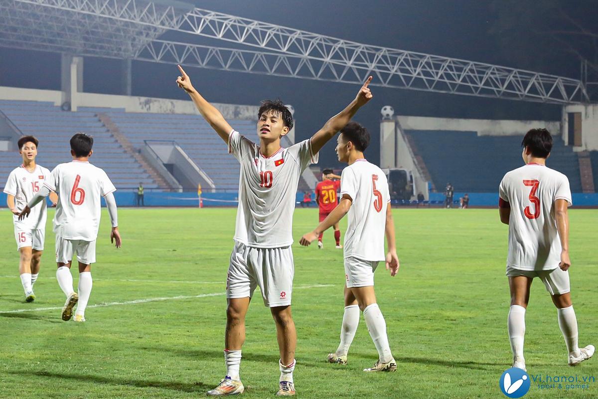 Người hùng U17 Việt Nam rời sân ngay khi ghi 5 bàn