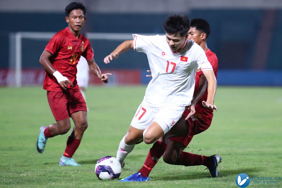 Người hùng U17 Việt Nam rời sân ngay khi ghi 3 bàn