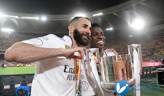 Karim Benzema an ủi Vinicius sau khi lỡ mất danh hiệu Quả bóng vàng 1 năm 2024