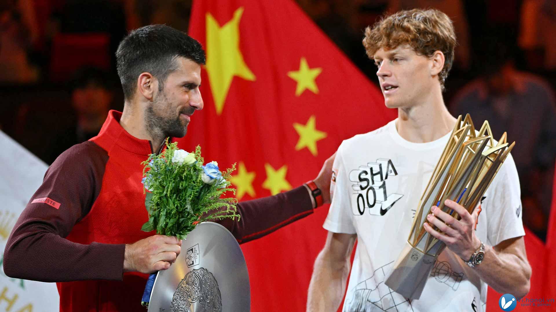 Djokovic chúc mừng Sinner ở chung kết Shanghai Masters, trên sân Trung tâm, tại khu liên hợp quần vợt Qizhong Forest Sports City, Thượng Hải ngày 13/10. Ảnh: ATP.