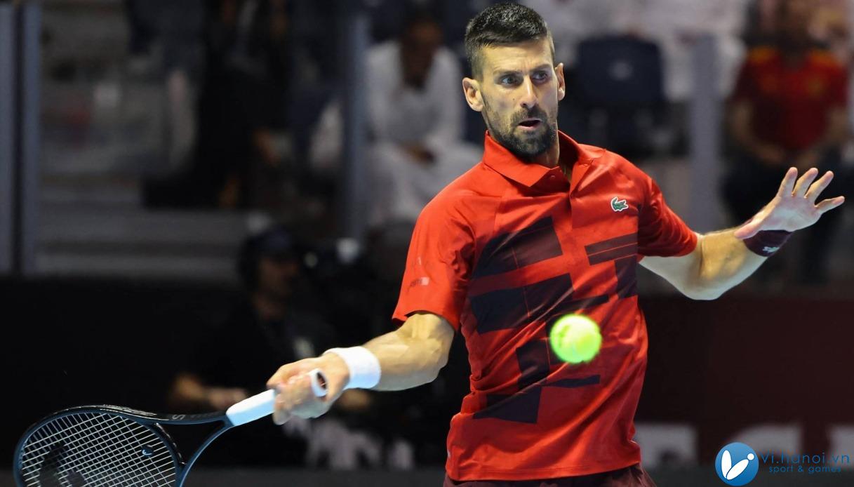 Djokovic chơi thuận tay trong trận đấu với Sinner ở bán kết Six Kings Slam, trên sân Kingdom Arena, Riyadh, Ả Rập Saudi. Ảnh: Reuters