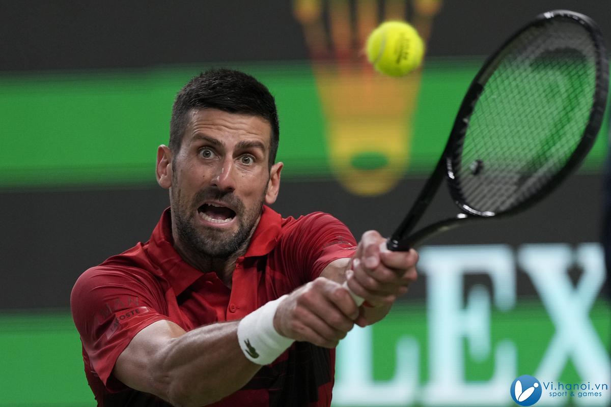 Djokovic đánh trái tay trong trận đấu với Fritz trên sân Trung tâm, thuộc khu liên hợp quần vợt Qizhong Forest Sports City, Thượng Hải ngày 12/10. Ảnh: ATP