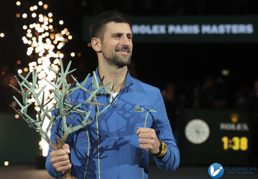 Djokovic ăn mừng danh hiệu Paris Masters thứ bảy trong sự nghiệp vào tháng 11/2023. Ảnh: Reuters