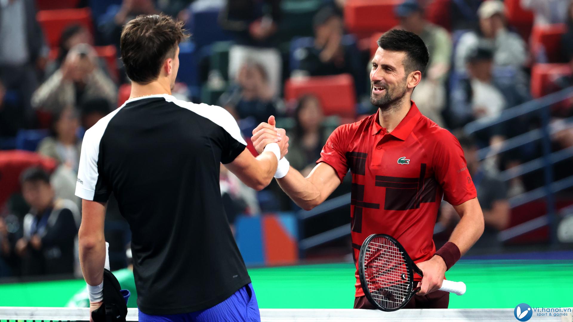 Djokovic bắt tay Mensik sau trận tứ kết trên sân Trung tâm, thuộc khu phức hợp quần vợt Qizhong Forest Sports City, Thượng Hải ngày 12/10. Ảnh: ATP