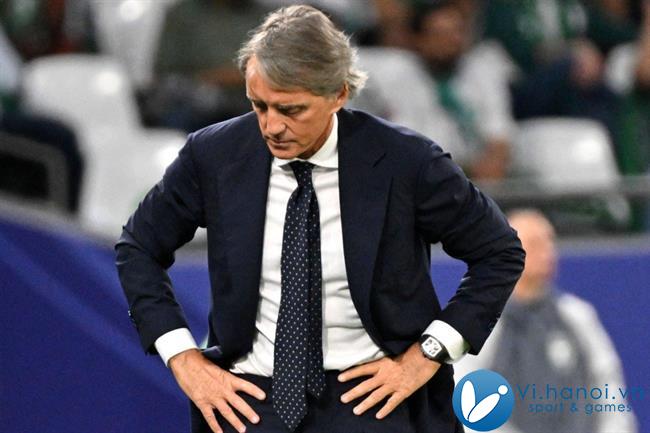 HLV Roberto Mancini bước vào võng trước khi bắt đầu trận đấu