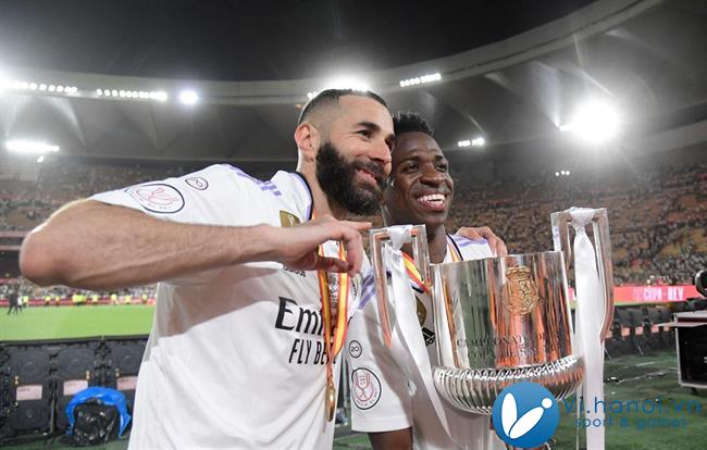 Karim Benzema an ủi Vinicius sau khi lỡ mất danh hiệu Quả bóng vàng 1 năm 2024