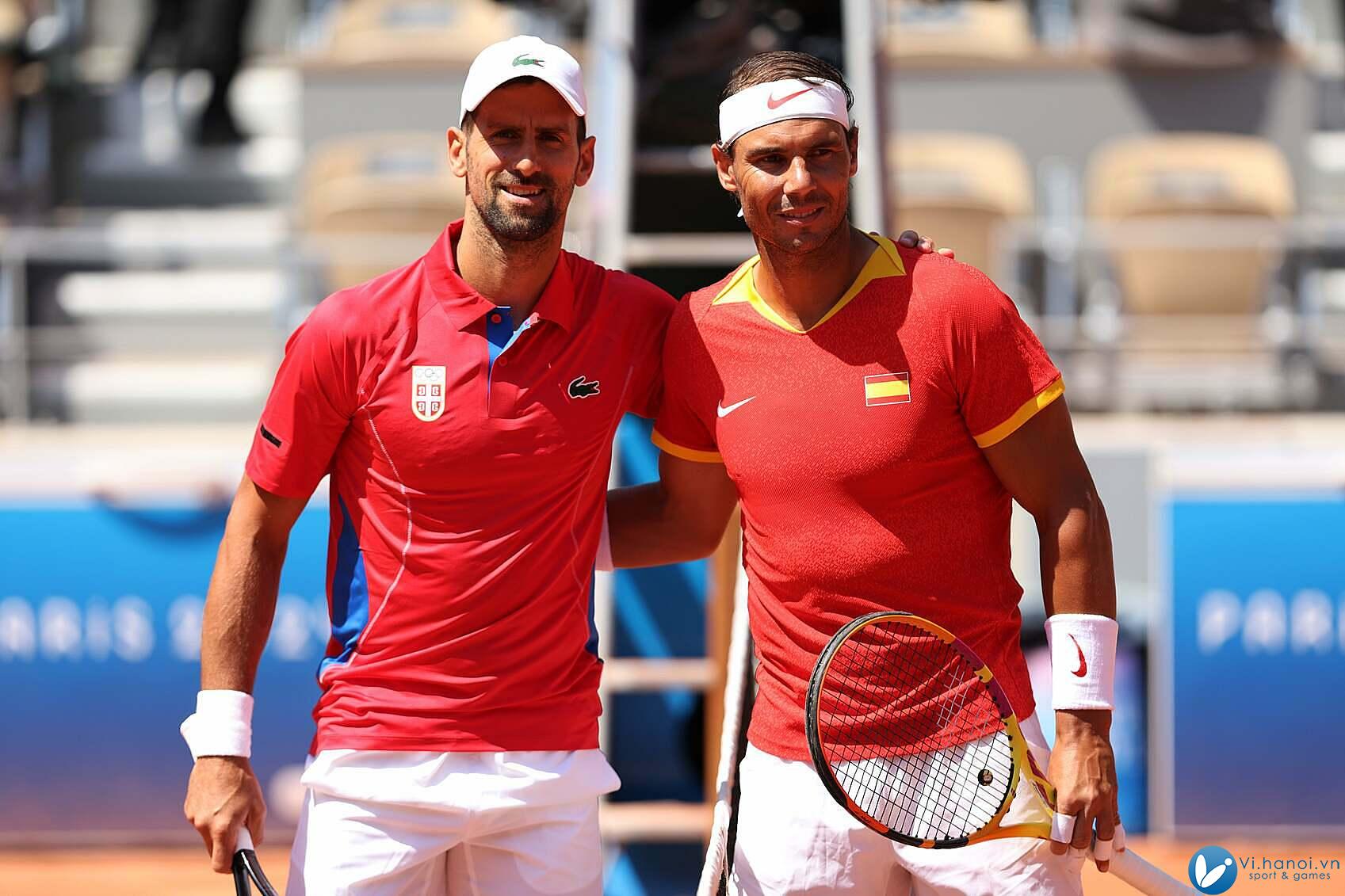 Nadal (phải) và Djokovic trong lần chạm trán gần đây nhất, ở vòng 2 Olympic Paris cuối tháng 7/2024. Ảnh: Reuters