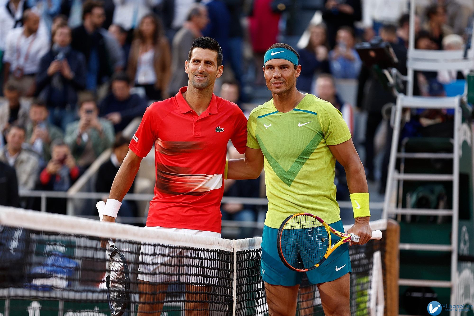 Nadal (phải) và Djokovic ở tứ kết Roland Garros 2022, trên sân Philippe Chatrier, Paris. Ảnh: Reuters