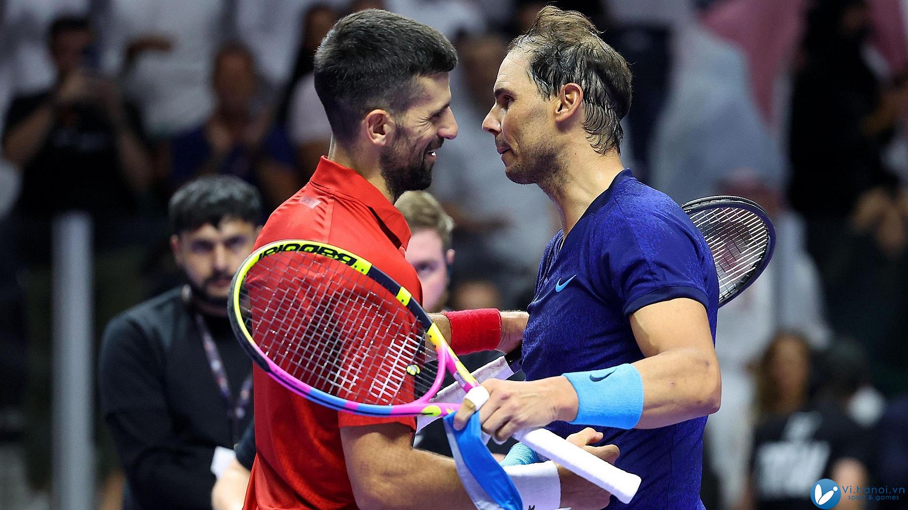 Djokovic (trái) ôm Nadal sau trận đấu ở Kingdom Arena, Riyadh, Saudi Arabia hôm 19/10. Ảnh: Reuters