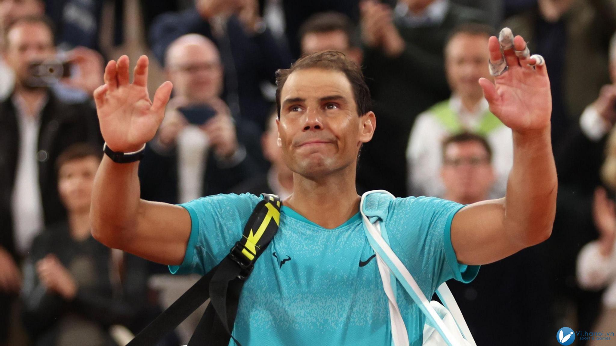 Nadal nói lời chia tay khán giả tại Roland Garros 2024 vào tháng 5/2024, trên sân Philippe Chatrier, Paris. Ảnh: Reuters