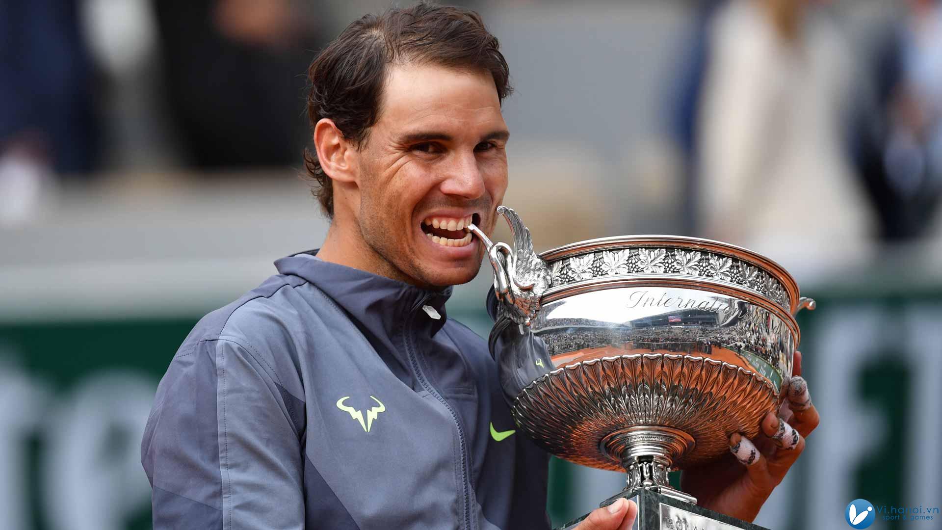 Nadal ăn mừng chức vô địch Roland Garros 2019, trên sân Philippe Chatrier, Paris, Pháp. Ảnh: ATP