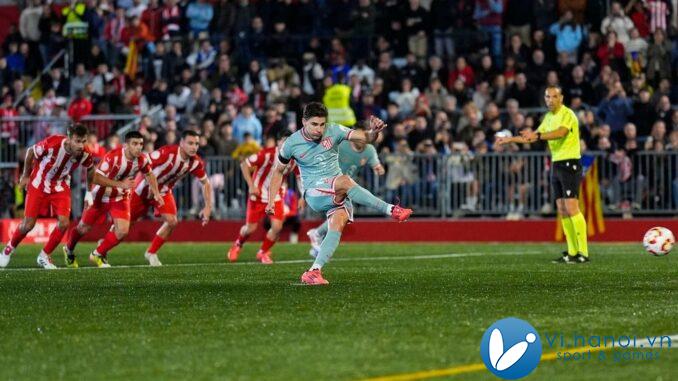 julian-alvarez-marco-el-gol-de-penalti-en-el-vic-atletico-de-madrid-de-la-copa-del-rey-2024-25--efe