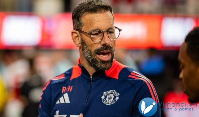 Ruud van Nistelrooy nói gì khi MU liên tục bị cựu cầu thủ chỉ trích 1