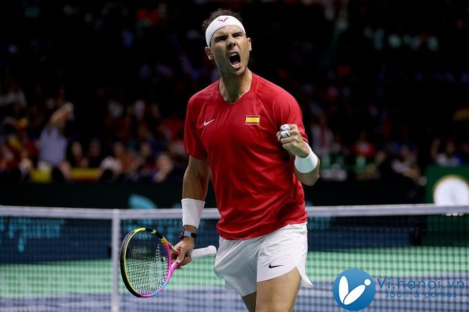 Nadal ăn mừng bàn thắng trong trận đấu với Van de Zandschulp ở tứ kết Davis Cup, trên sân Jose Maria Martin Carpena, Malaga, Tây Ban Nha. Ảnh: DC