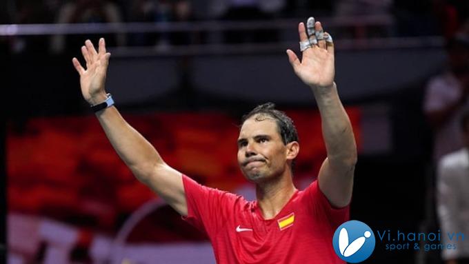 Nadal cảm ơn khán giả, sau trận đấu với Van de Zandschulp ở tứ kết Davis Cup, trên sân Jose Maria Martin Carpena, Malaga, Tây Ban Nha. Ảnh: DC