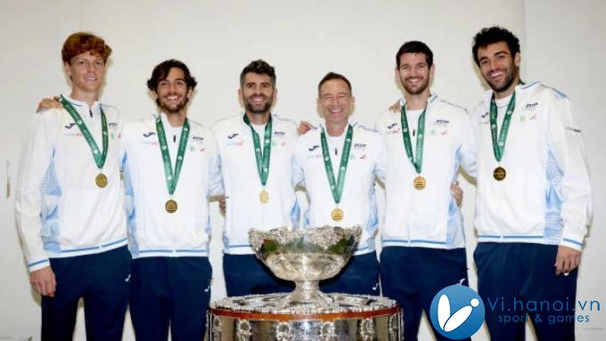 Sinner, Musetti, Bolelli, đội trưởng Volandri, Vavassori, Berrettini (từ trái sang phải) tại giải vô địch Davis Cup. Ảnh: DC