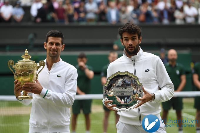 Berrettini (phải) nhận đĩa bạc cho á quân Wimbledon 2021. Ảnh: Reuters