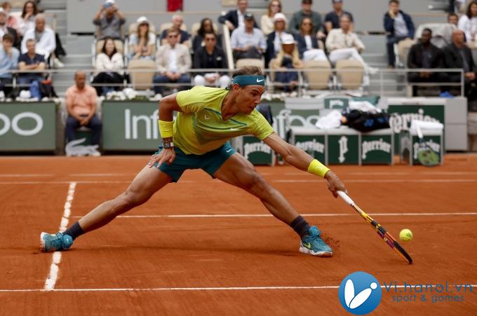 Nadal cứu bóng trong một trận đấu ở Roland Garros 2022. Ảnh: RG