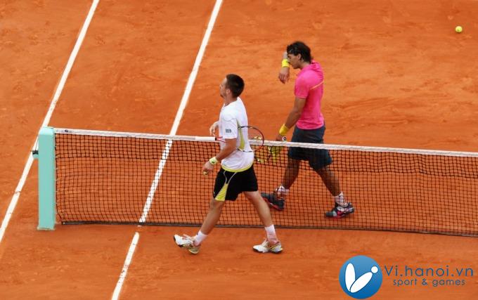 Nadal (áo hồng) trong trận thua Soderling ở vòng 4 Roland Garros 2009. Ảnh: RG