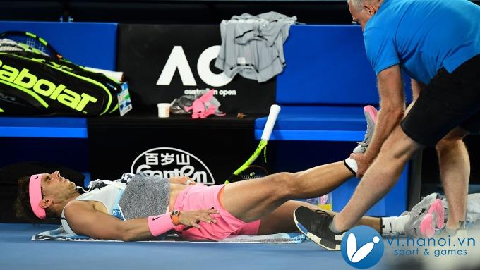 Nadal được chăm sóc khi chấn thương ở Australian Open 2018. Ảnh: AO