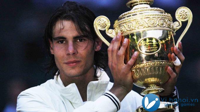 Nadal nâng cao danh hiệu tại Wimbledon 2008, sau khi đánh bại Federer ở trận chung kết. Ảnh: ATP