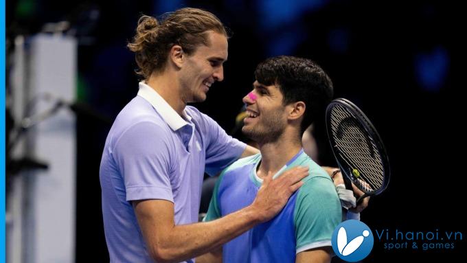 Zverev (trái) động viên Alcaraz sau trận đấu trên sân Inalpi, Torino, Italy tối 15/11. Ảnh: Reuters