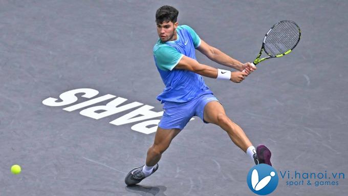 Alcaraz tung cú đánh trái tay, trong trận gặp Humbert trên sân Accor Arena Complex ngày 1/11. Ảnh: ATP