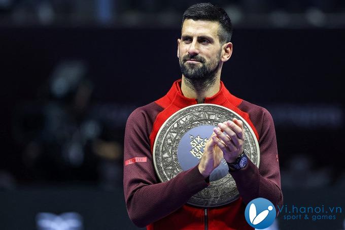 Djokovic trên bục nhận giải ở sự kiện Six Kings Slam ở Riyadh, Ả Rập Saudi vào tháng trước. Ảnh: Reuters