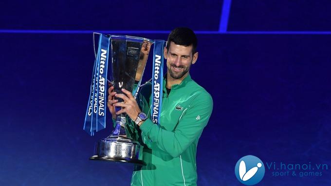 Djokovic nâng cúp ATP Finals 2023 tại Pala Alpitour, Turin, Italy vào tháng 11 năm ngoái. Ảnh: Reuters