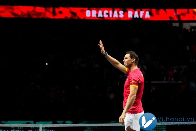 Nadal vẫy tay chào khán giả, sau trận đấu với Van de Zandschulp ở tứ kết Davis Cup, trên sân Jose Maria Martin Carpena, Malaga, Tây Ban Nha. Ảnh: DC