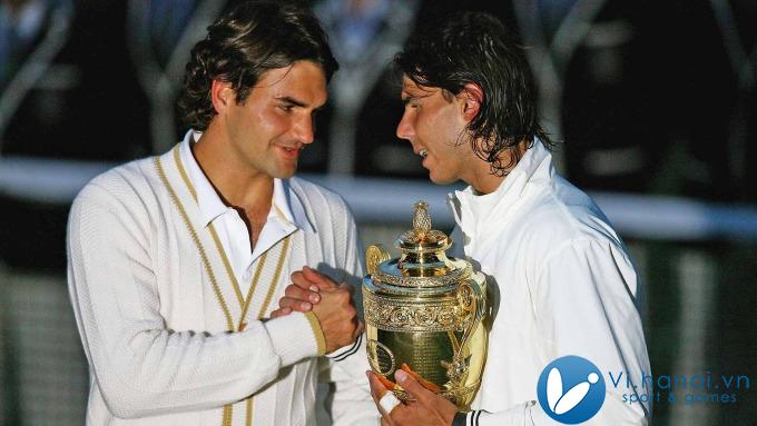 Federer (trái) chúc mừng Nadal sau trận chung kết Wimbledon 2008. Ảnh: Reuters