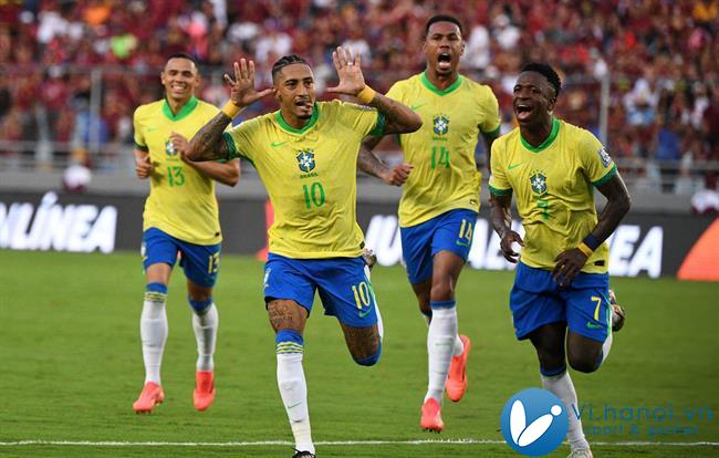 HLV Brazil nhường quả đá phạt đền của Vinicius cho Raphinha 1