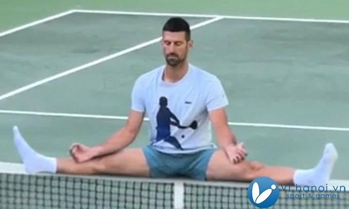 Djokovic trông như đang ngồi trên lưới tennis. Ảnh cắt từ video