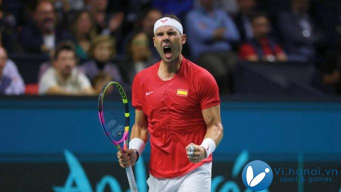 Nadal ăn mừng bàn thắng trong trận đấu với Van de Zandschulp ở tứ kết Davis Cup, trên sân Jose Maria Martin Carpena, Malaga, Tây Ban Nha. Ảnh: DC