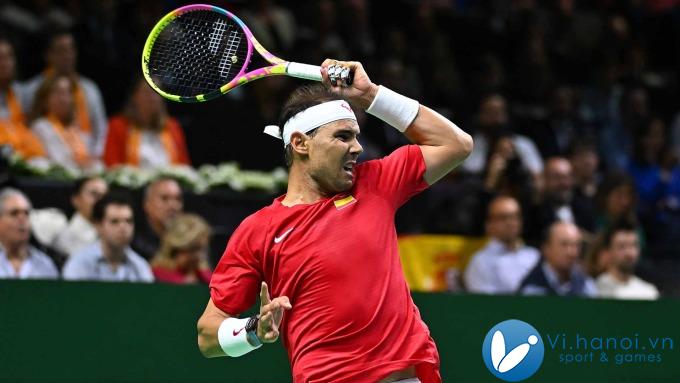 Nadal chơi thuận tay trong trận đấu với Van de Zandschulp ở tứ kết Davis Cup, trên sân Jose Maria Martin Carpena, Malaga, Tây Ban Nha. Ảnh: DC