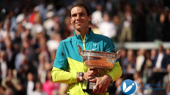 Nadal nâng cúp Roland Garros lần thứ 14, vào tháng 6/2022 tại sân vận động Philippe Chatrier, Paris, Pháp. Ảnh: Reuters