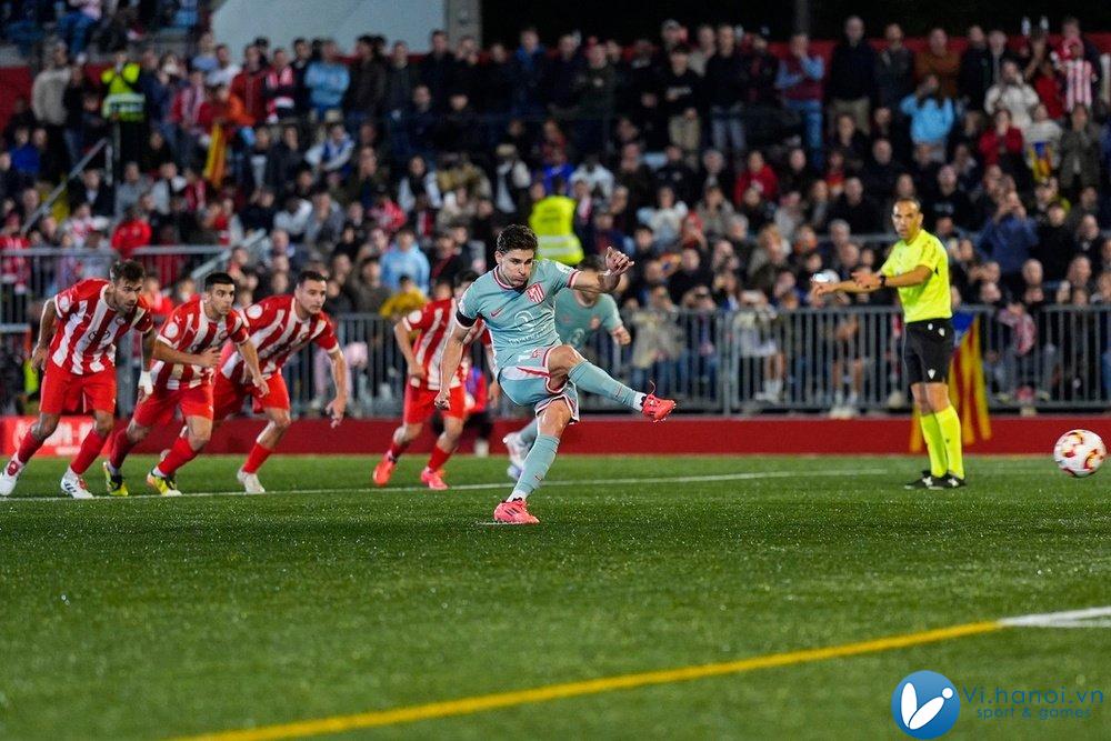 julian-alvarez-marco-el-gol-de-penalti-en-el-vic-atletico-de-madrid-de-la-copa-del-rey-2024-25--efe