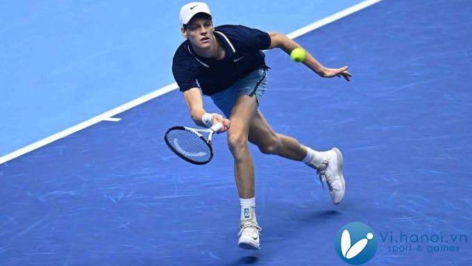 Sinner cứu bóng trong trận đấu với Fritz, trên sân Inalpi, Torino, Italy hôm 16/11. Ảnh: ATP