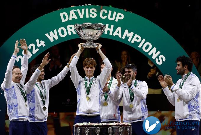 Sinner (thứ ba từ trái sang) nâng cao chức vô địch Davis Cup tại Malaga, Tây Ban Nha hôm 24/11. Ảnh: Reuters