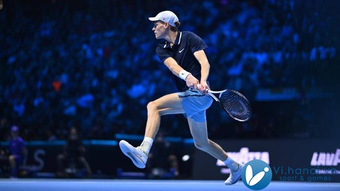 Sinner đánh trái tay tại ATP Finals, trên sân Inalpi, Torino, Italy ngày 17/11. Ảnh: ATP