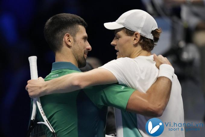 Sinner (phải) thua Djokovic ở ATP Finals năm ngoái ở Torino, Italy. Ảnh: Reuters