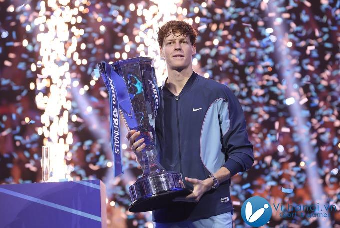 Sinner nâng cao cúp vô địch ATP Finals trên sân Inalpi, Torino, Italy ngày 17/11. Ảnh: Reuters