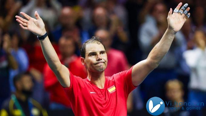 Nadal cảm ơn khán giả, sau trận đấu với Van de Zandschulp ở tứ kết Davis Cup, trên sân Jose Maria Martin Carpena, Malaga, Tây Ban Nha. Ảnh: DC