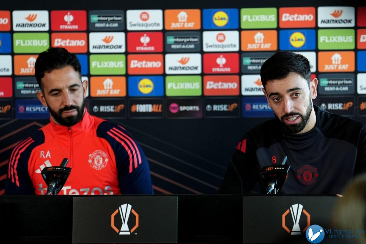 Bruno Fernandes ngồi cạnh HLV Ruben Amorim ở buổi gặp trước