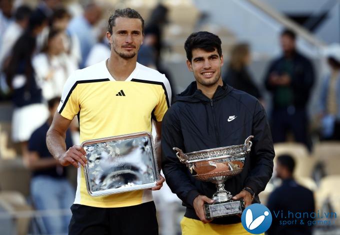 Zverev (trái) và Alcaraz trên bục vinh quang tại Roland Garros 2024, trên sân vận động Philippe Chatrier, Paris, Pháp. Ảnh: Reuters