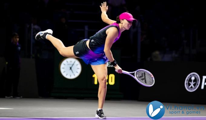 Swiatek giao bóng trong chiến thắng trước Krecjkova tại Orange WTA Finals, trên sân King Saud, Ả Rập Saudi hôm 3/11. Ảnh: Reuters